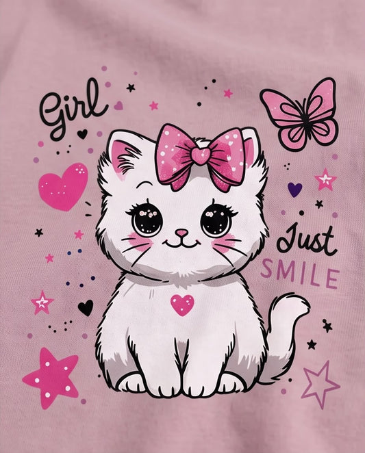 Niña de cuerpo entero con camiseta Girl Just Smile Rosa Vieja