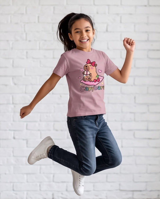 Niña sentada con camiseta de capibara Rosa Vieja