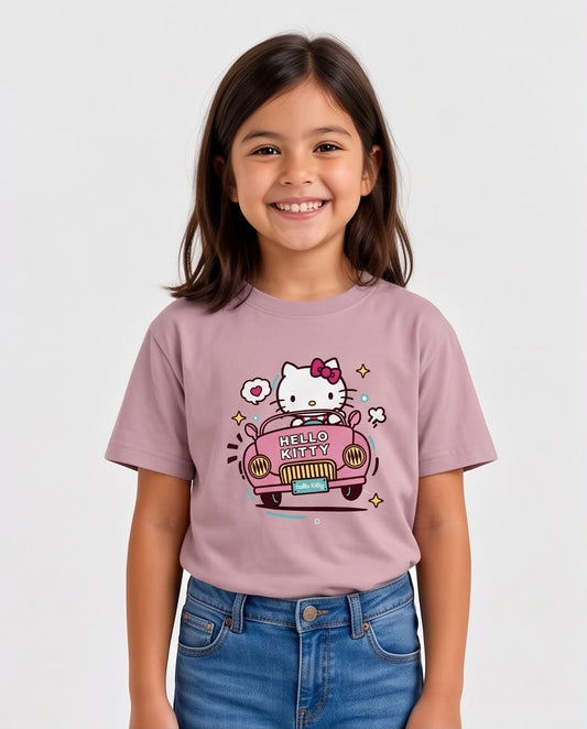 Niña corriendo con camiseta Hello Kitty en carro Rosa Vieja