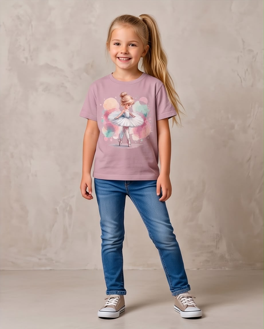 Niña sentada con camiseta bailarina Rosa Vieja