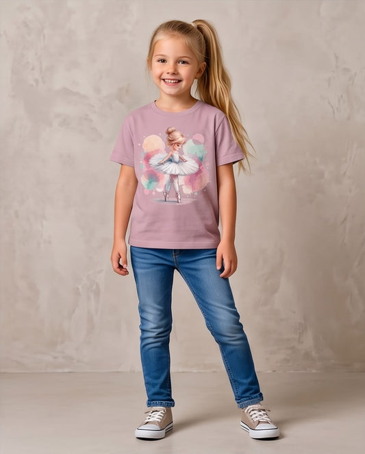 Niña sentada con camiseta bailarina Rosa Vieja