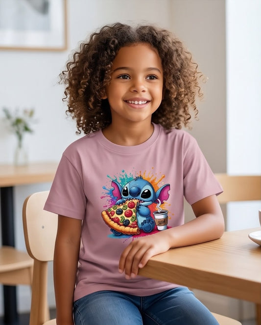 Niña de cuerpo entero con camiseta Stitch pizza Rosa Vieja