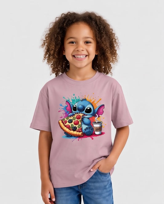 Niña de frente con camiseta Stitch pizza y bebida Rosa Vieja