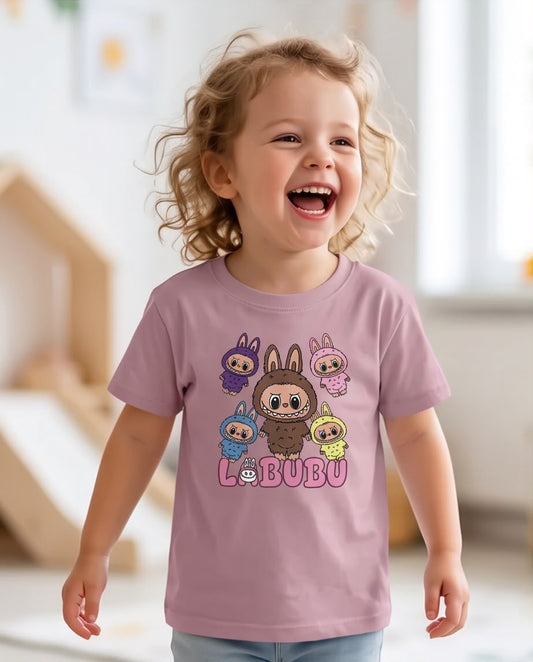 Niña con camiseta Labubu cinco colores Rosa Vieja de frente