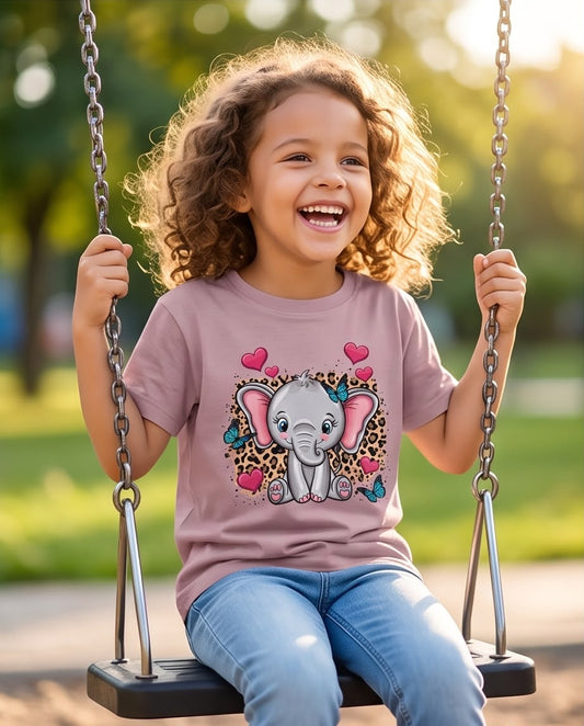 Niña en columpio con camiseta elefantito mariposas Rosa Vieja
