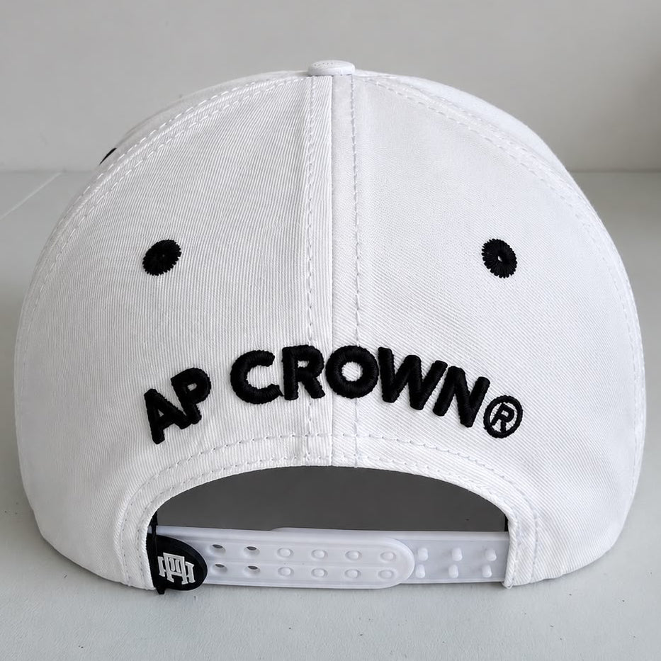 Parte trasera de gorra AP Crown blanca con visera negra y cierre ajustable