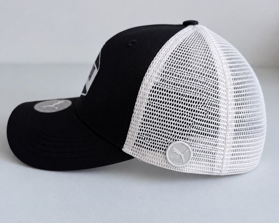 Vista frontal de gorra Puma Motorsport negra con emblema Puma Motorsport blanco
