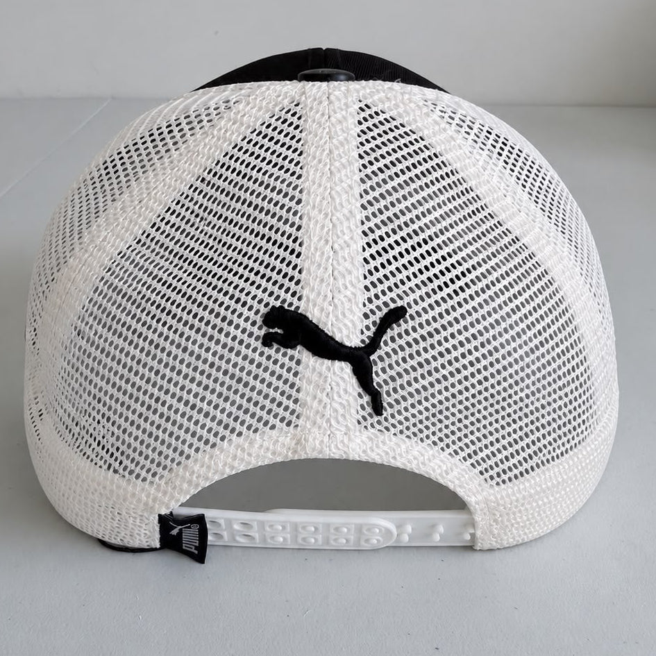 Parte trasera de gorra Puma Motorsport negra con paneles de malla blanca y cierre plástico ajustable