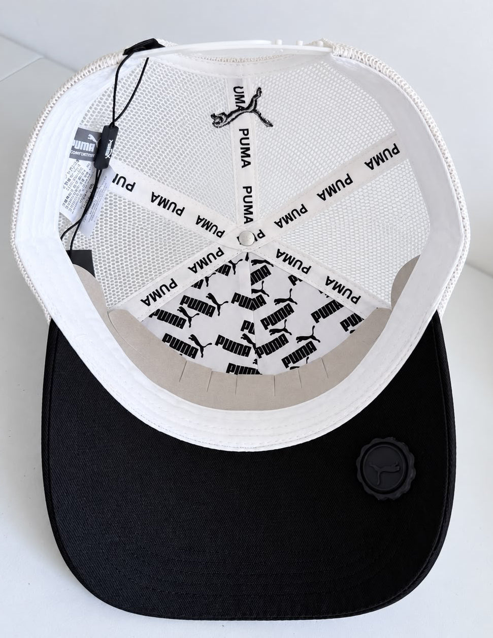 Interior de gorra Puma Motorsport negra con malla blanca