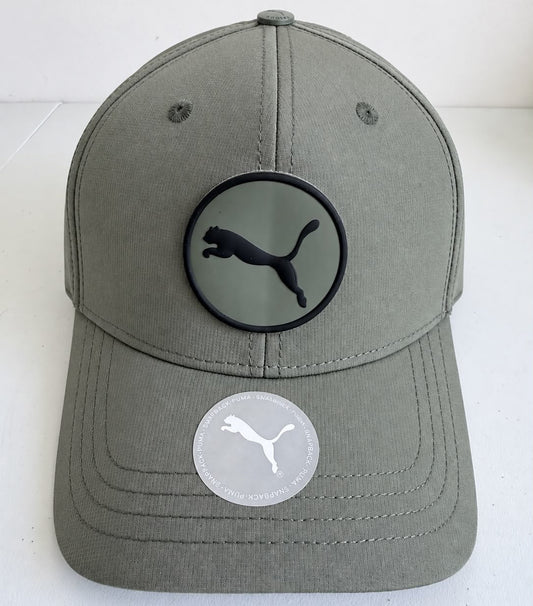 Vista frontal de gorra Puma gris oliva con emblema circular Puma Cat negro