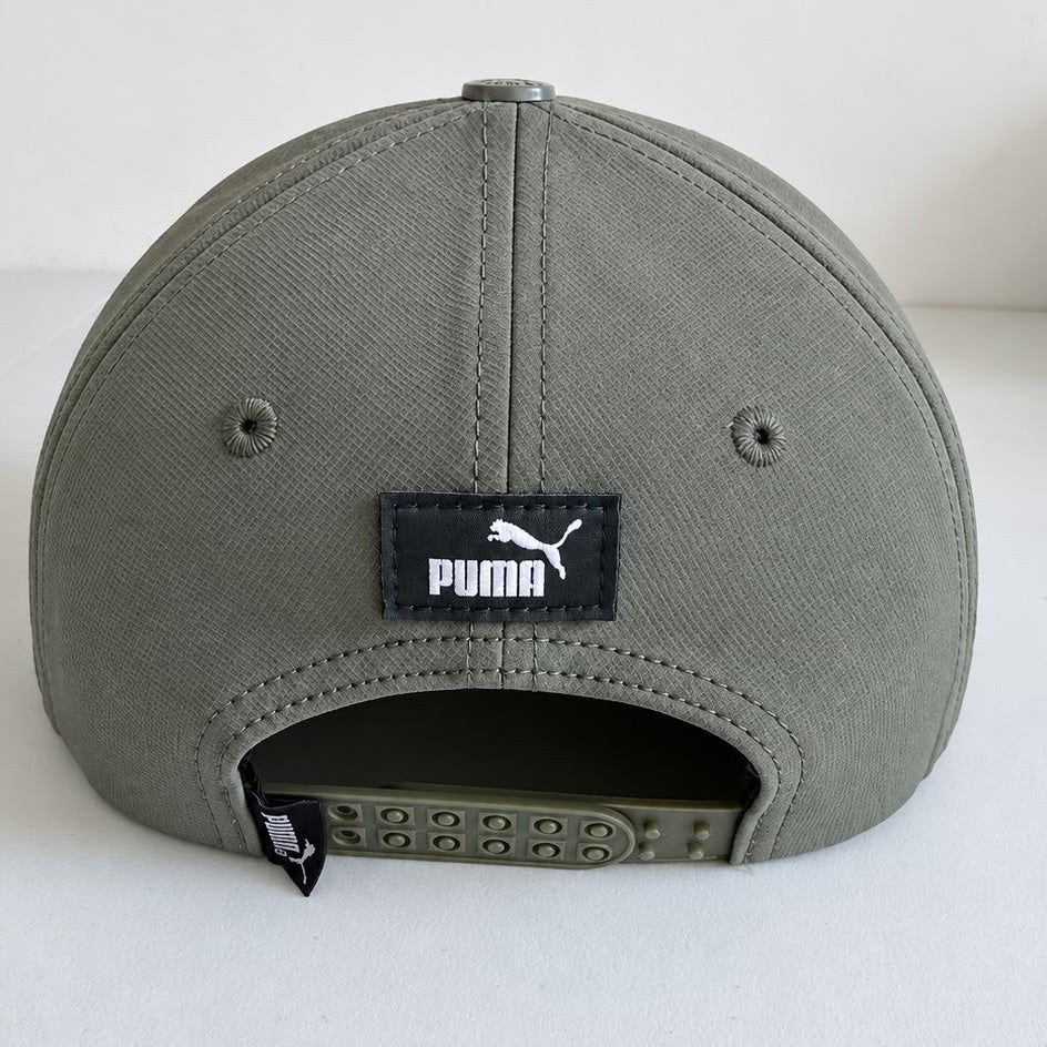 Interior de gorra Puma gris oliva con detalles de marca Puma
