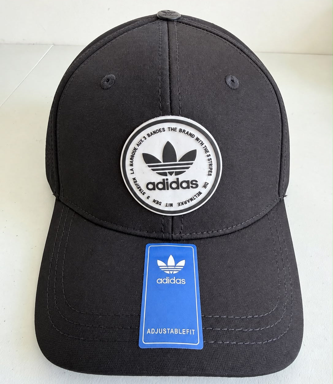 Parte trasera de gorra Adidas negra con Trefoil bordado y cierre ajustable