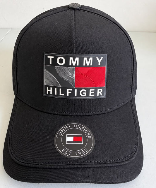 Interior de gorra Tommy Hilfiger negra con cinta y detalles gráficos de la marca