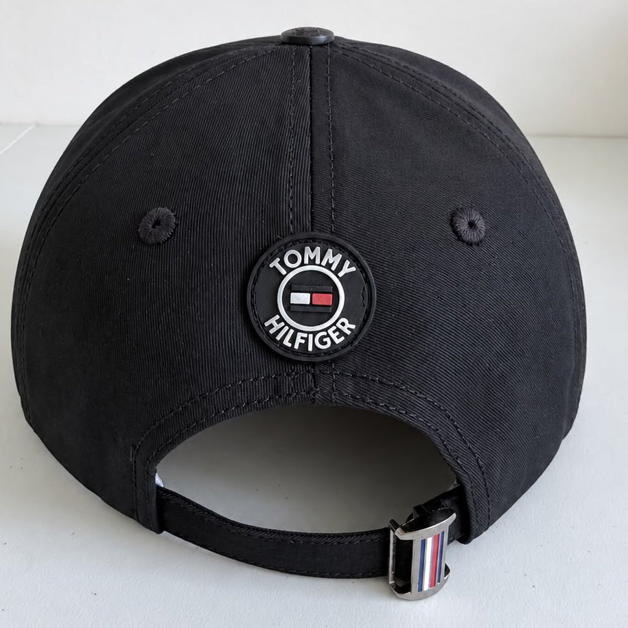 Interior de gorra Tommy Hilfiger negra con detalles gráficos de marca
