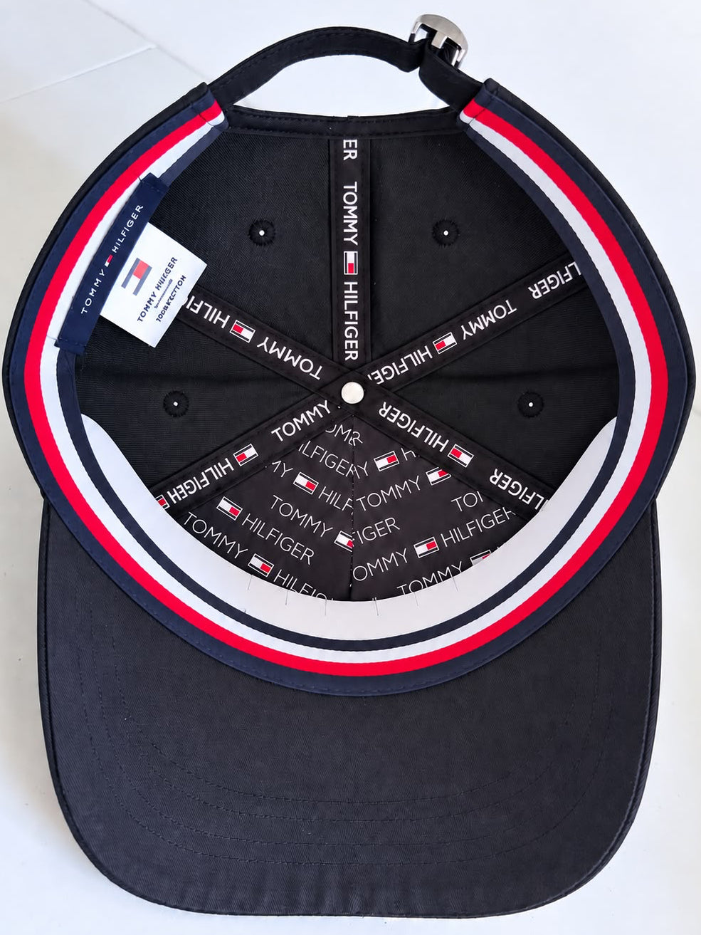 Vista frontal de gorra Tommy Hilfiger negra con parche rectangular Icon Flag y parche circular en la visera