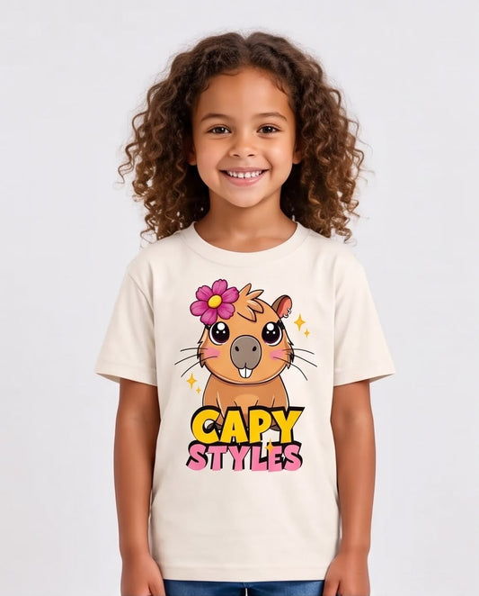 Detalle del estampado capibara con flor y letras Capy Styles