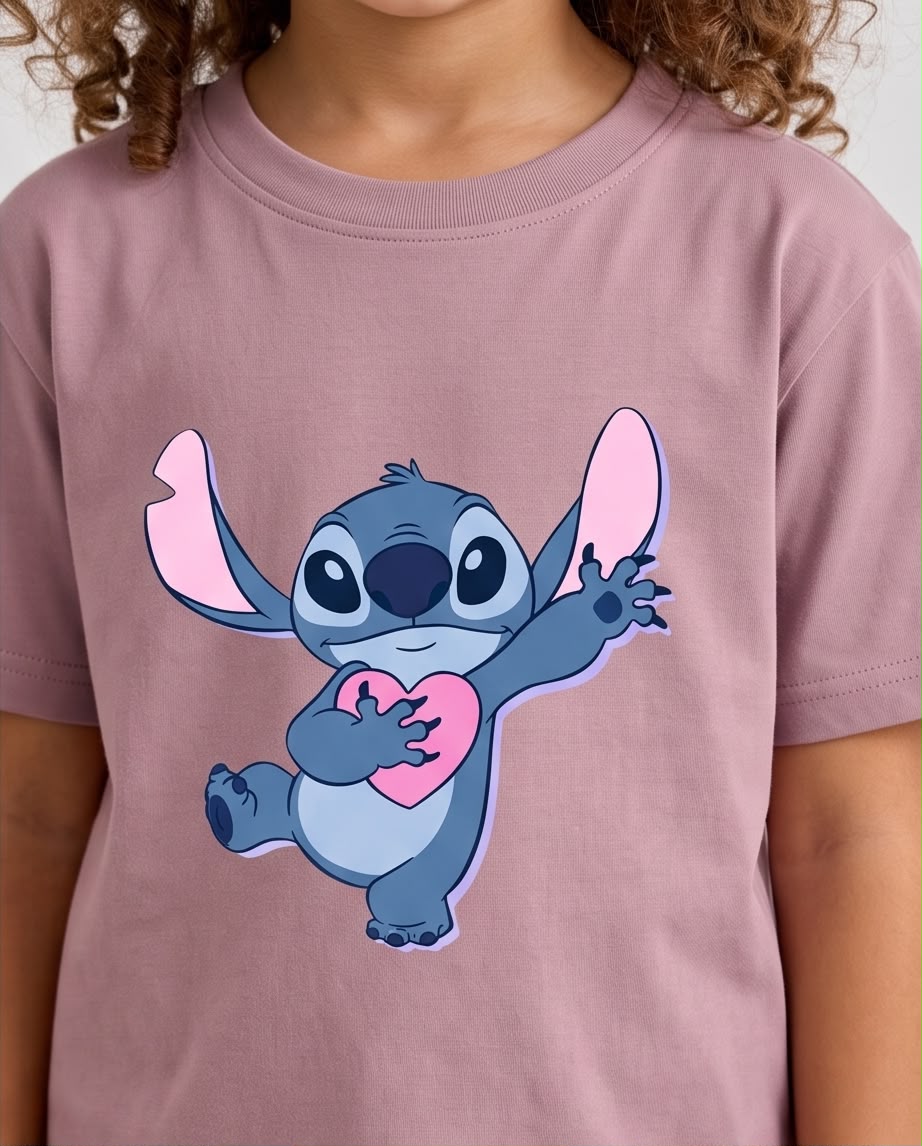 Niña sentada con camiseta Stitch corazón Rosa Vieja