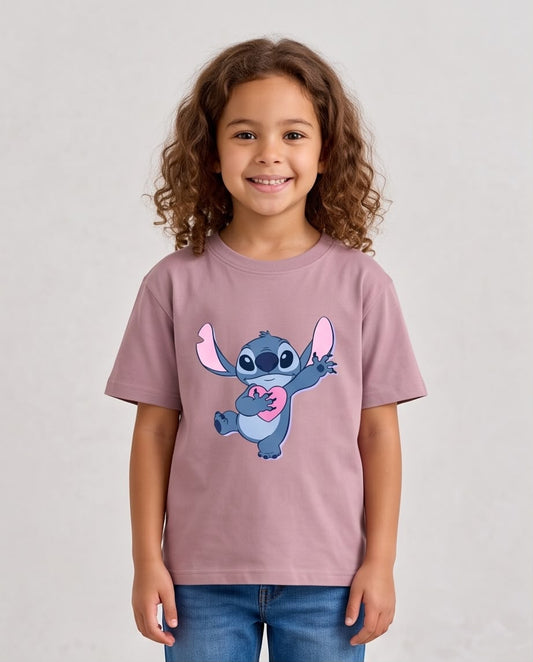 Niña saltando con camiseta Stitch corazón Rosa Vieja
