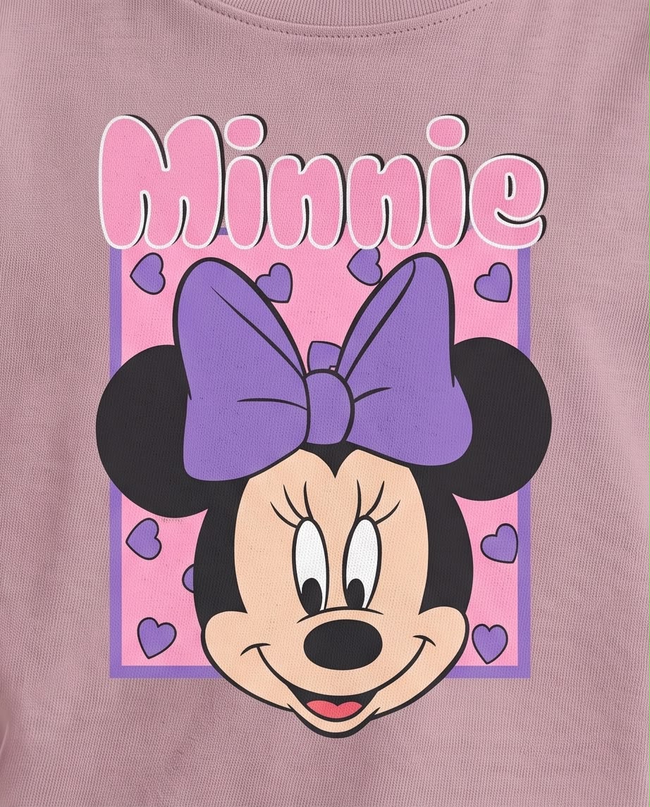 Detalle del rostro de Minnie con lazo morado y corazones
