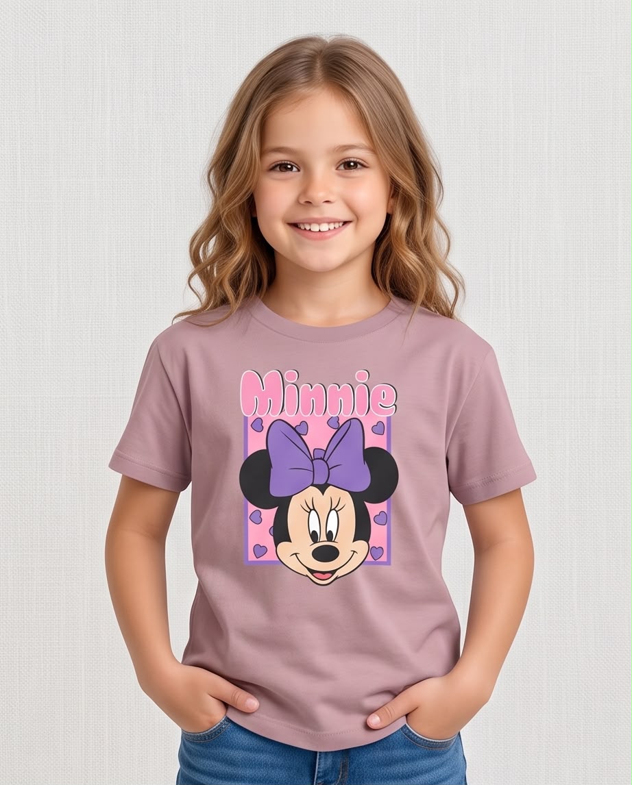 Niña caminando con camiseta Minnie lazo morado Rosa Vieja