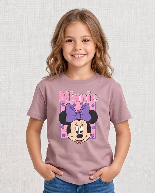 Niña caminando con camiseta Minnie lazo morado Rosa Vieja