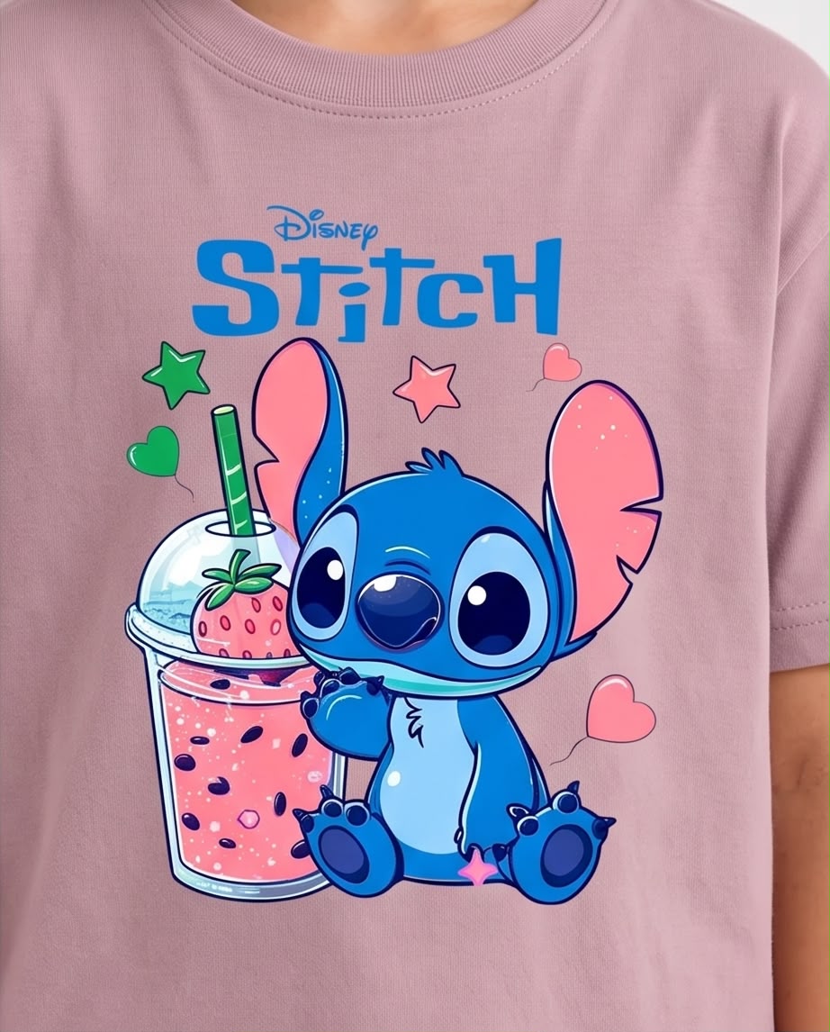 Niña sentada con camiseta Stitch bebida de fresa Rosa Vieja