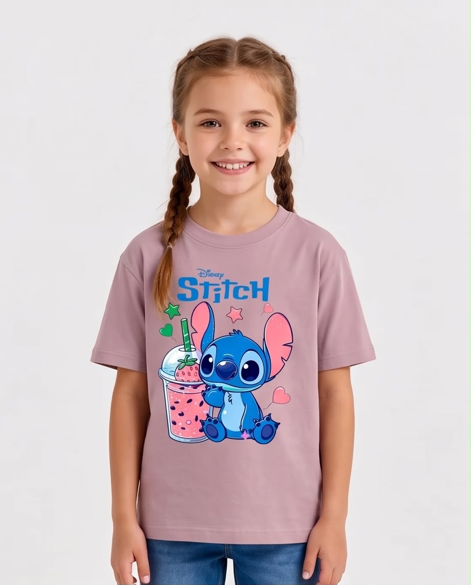 Detalle del estampado Stitch con bebida de fresa
