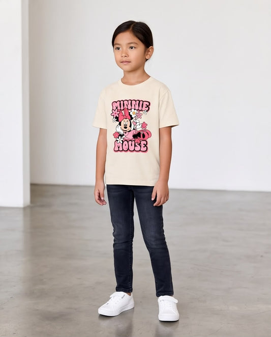 Niña con camiseta Minnie Mouse con flores, vista frontal