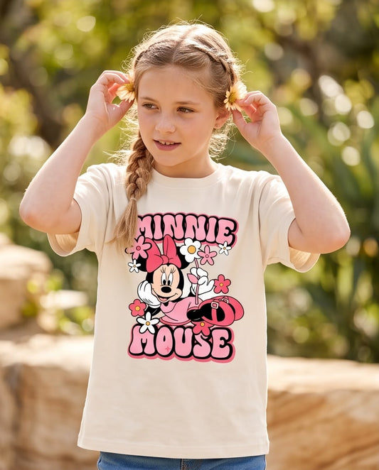 Niña al aire libre con camiseta Minnie Mouse y flores