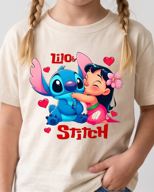 Niña con camiseta Vainilla Lilo y Stitch abrazo, vista frontal