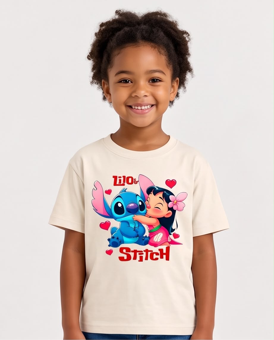 Niña sentada con camiseta Lilo y Stitch