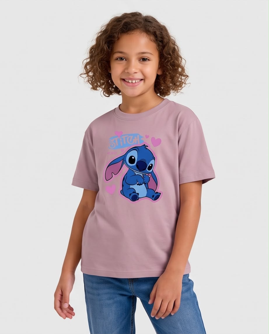 Niña con camiseta Stitch sentado y corazones Rosa Vieja