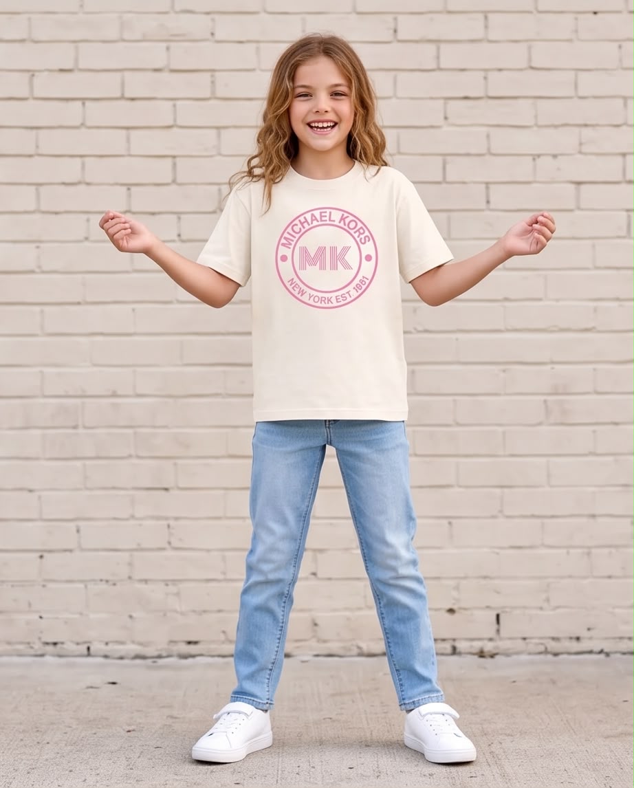 Niña sentada al aire libre con camiseta Michael Kors sello rosa