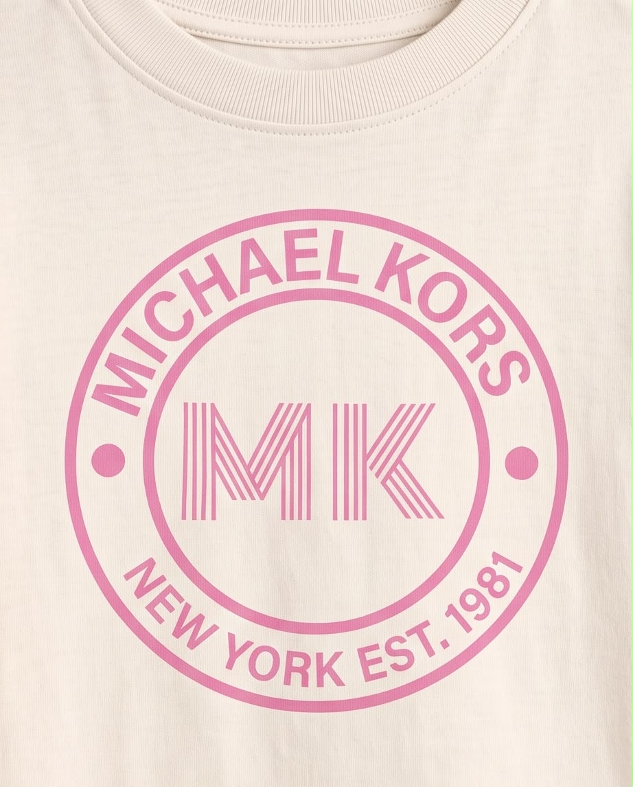 Niña con camiseta Vainilla de sello rosa Michael Kors, vista frontal