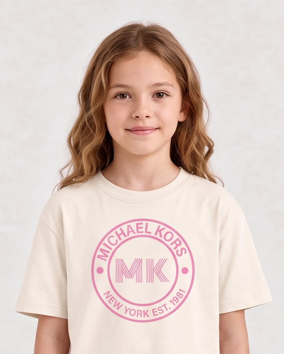 Niña de cuerpo entero con camiseta Michael Kors sello rosa