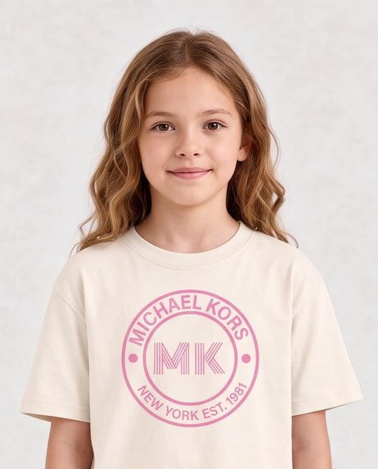 Niña de cuerpo entero con camiseta Michael Kors sello rosa