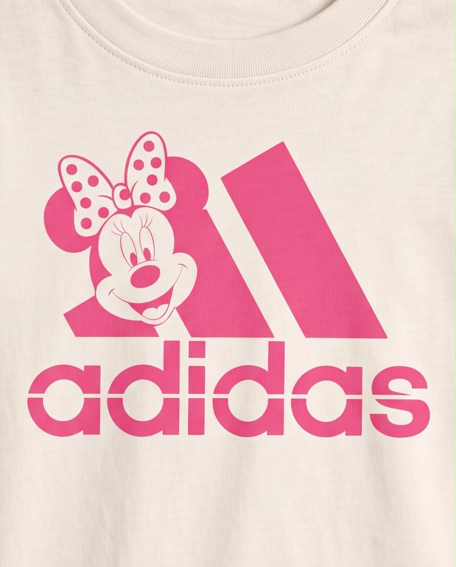 Detalle del estampado Minnie con logotipo adidas rosa