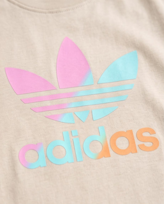 Niña con camiseta adidas trébol pastel, vista frontal