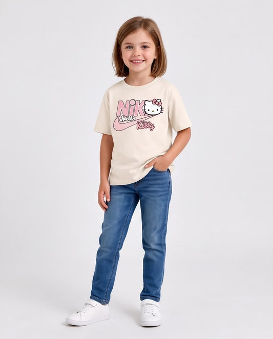 Niña con camiseta Hello Kitty Nike rosa, vista frontal