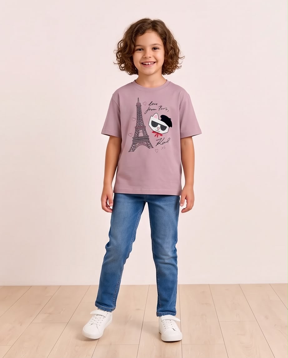 Niña sentada con camiseta Gatita Love from Paris Rosa Vieja