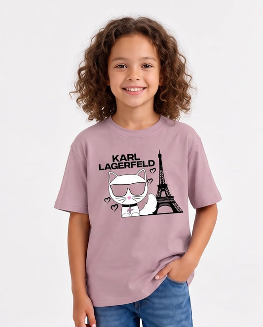 Niña caminando con camiseta Gatita Karl Lagerfeld Rosa Vieja