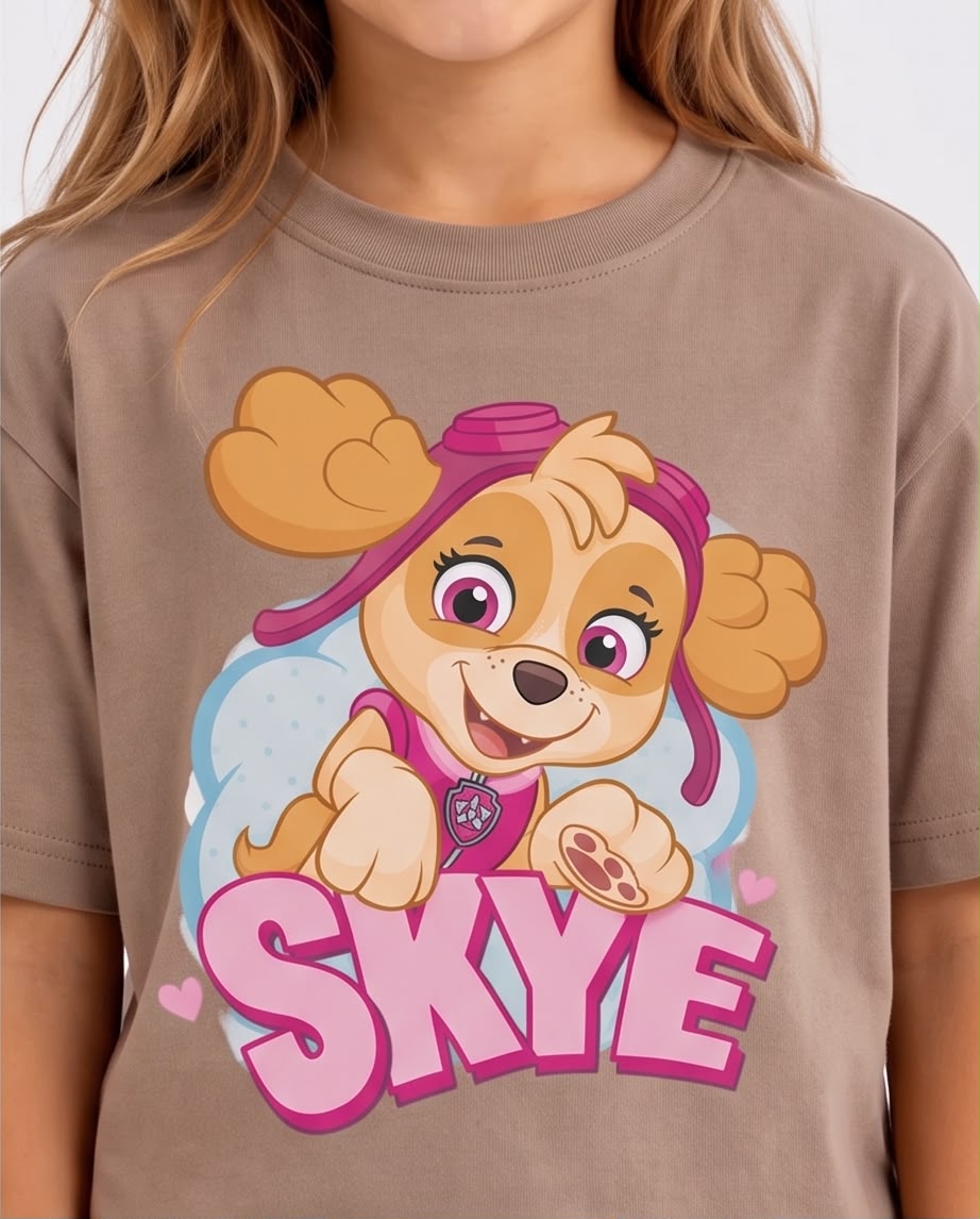 Niña caminando con camiseta Skye CAMEL