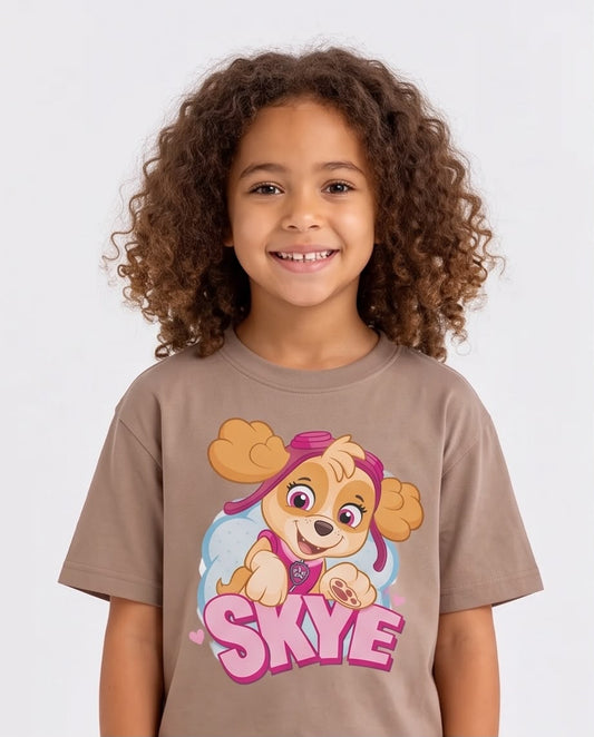 Niña sentada con camiseta Skye CAMEL