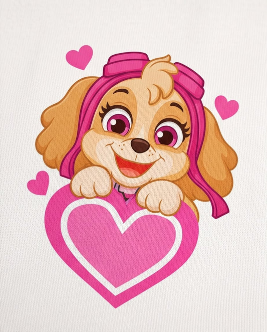Niña con camiseta Skye y corazón rosa, vista frontal