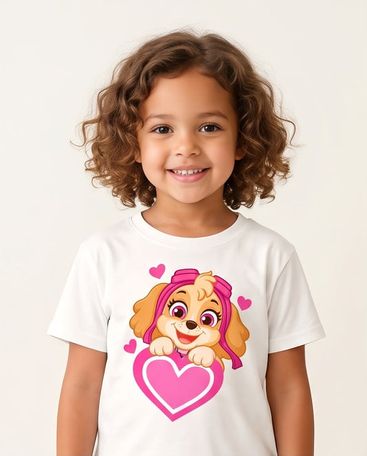 Vista lateral de niña con camiseta Skye y corazón rosa