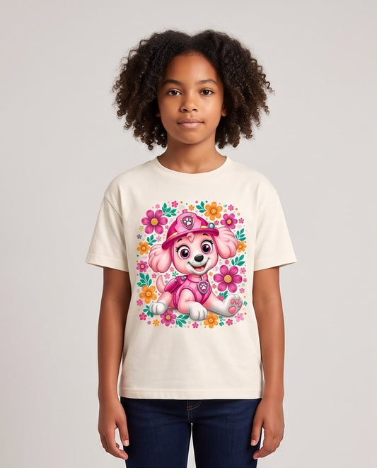 Niña con camiseta Skye entre flores, vista frontal