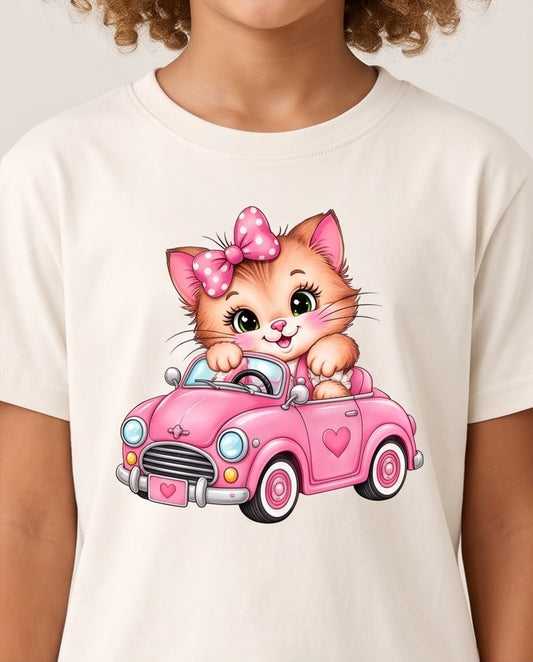 Detalle del estampado gatita conduciendo carro rosa