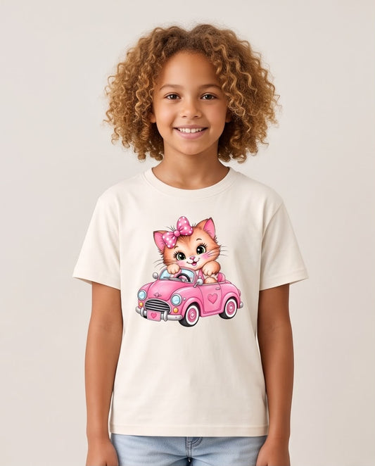 Niña con camiseta de gatita en carro rosa, vista frontal