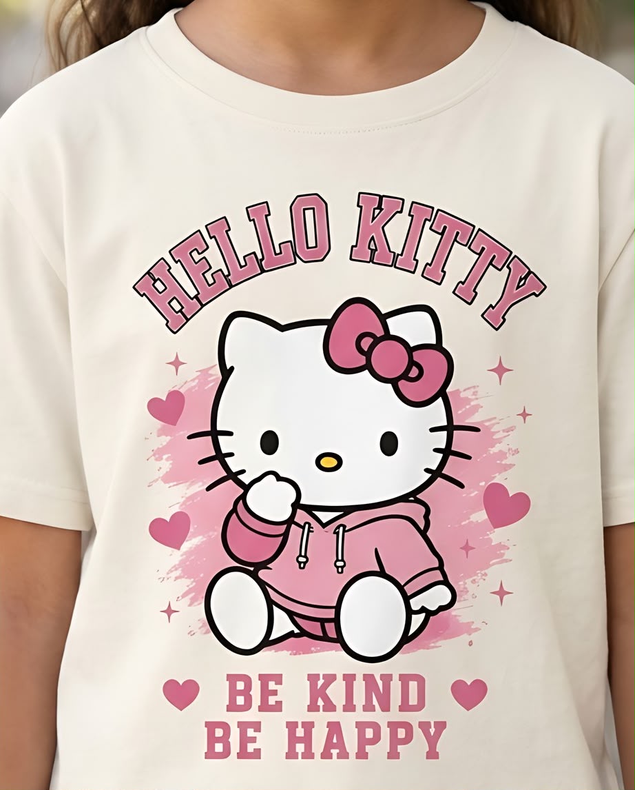 Niña con camiseta Hello Kitty Be Kind Be Happy, vista frontal