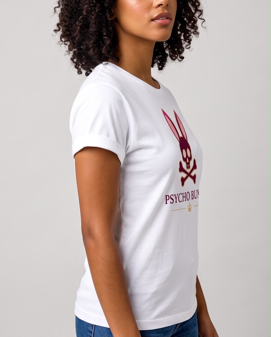 Camiseta blanca Psycho Bunny de mujer, vista de medio cuerpo